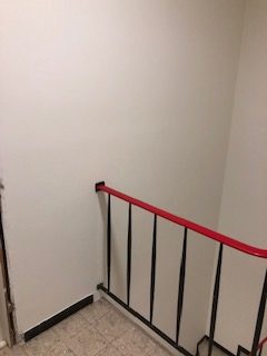 Barsten wegwerken en schilderen traphal - Zaventem